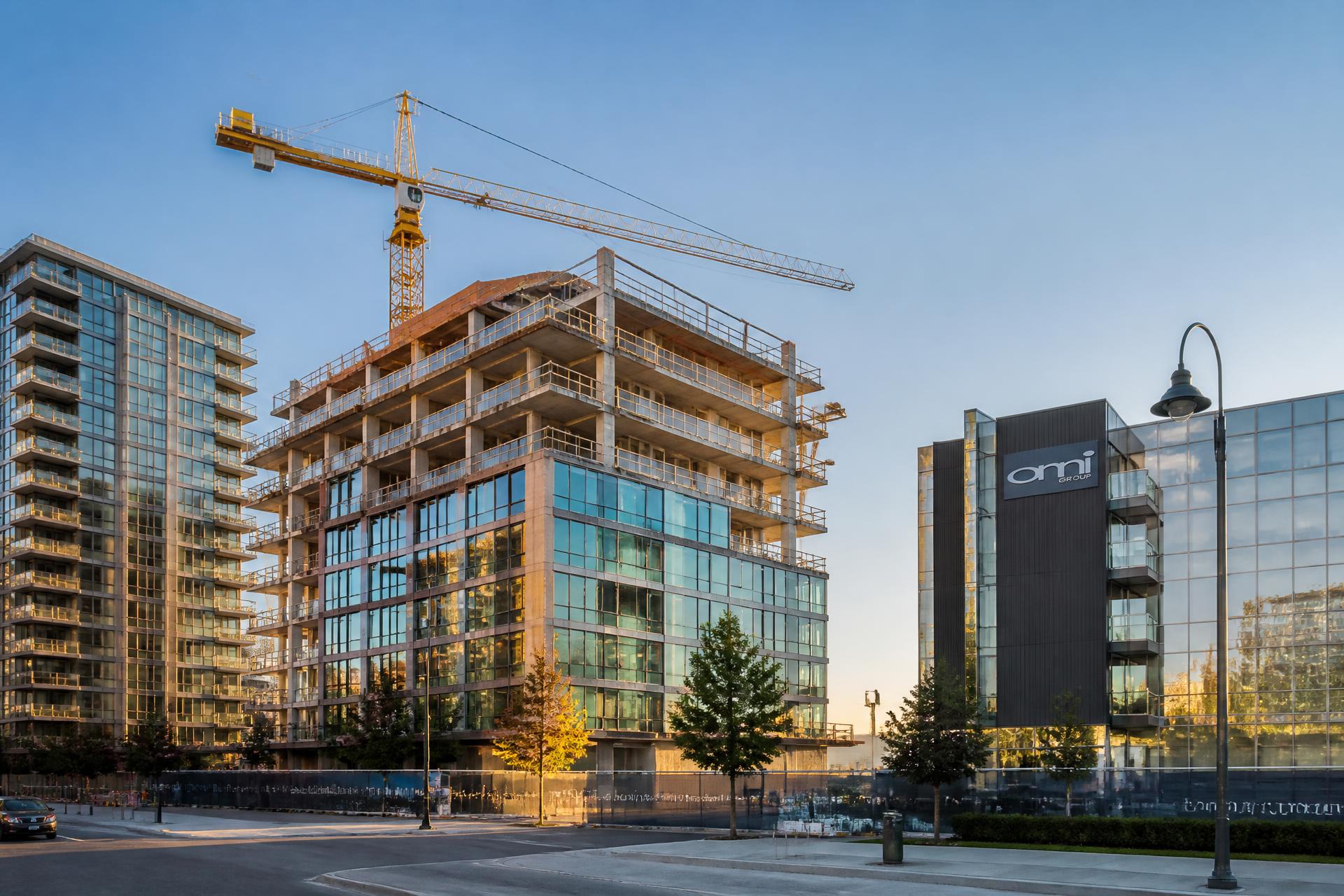 Chantier urbain de construction avec grue à tour à l’heure dorée